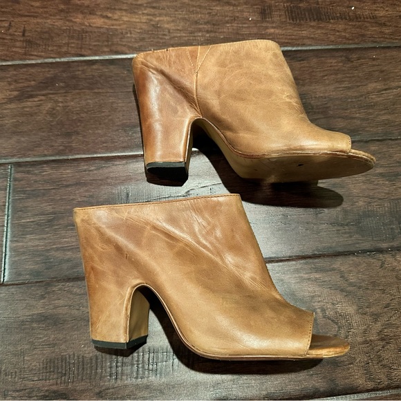 Women’s Nicole Loopey Sandals - Picture 2 of 8